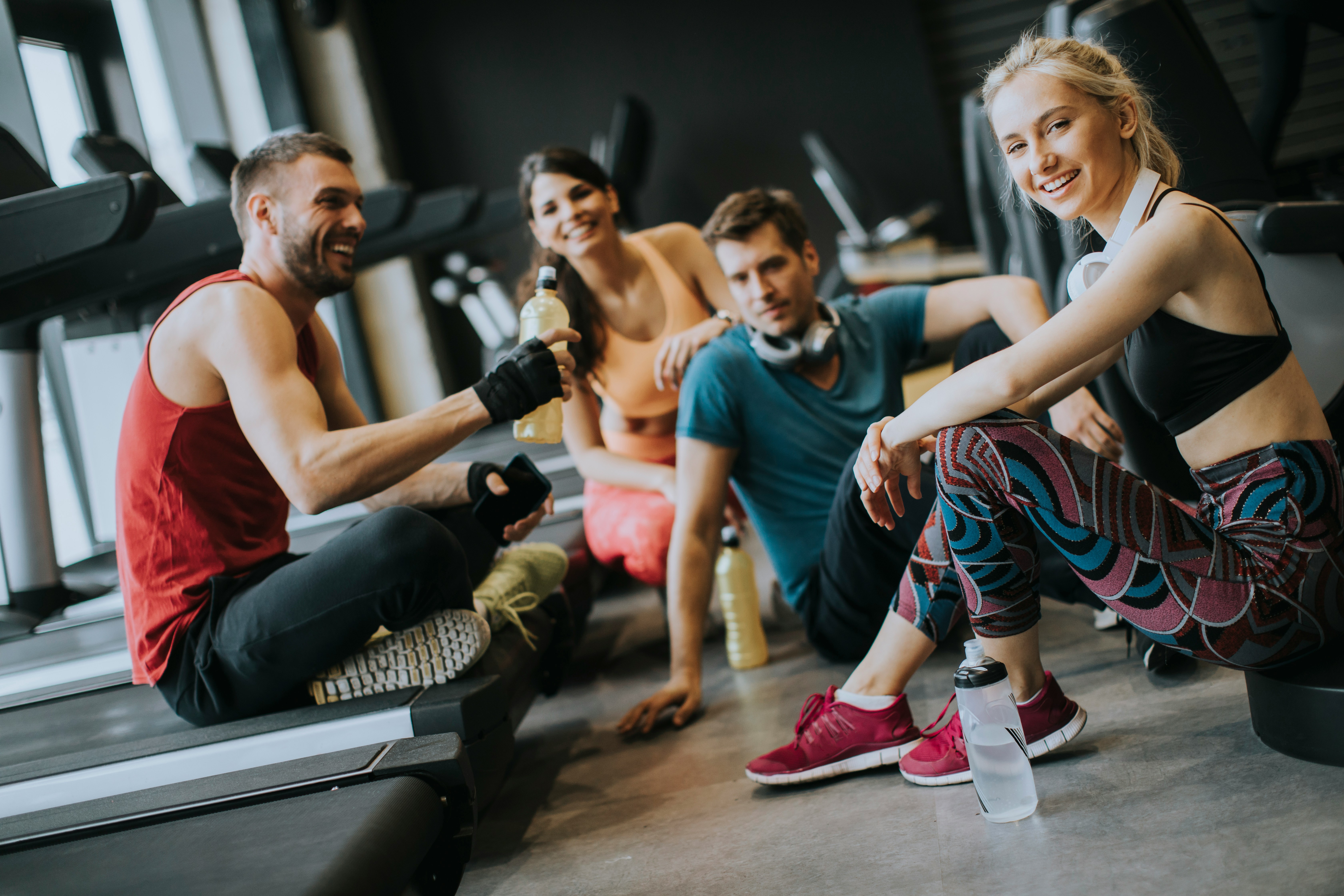Atleten die samen ontspannen in de gym